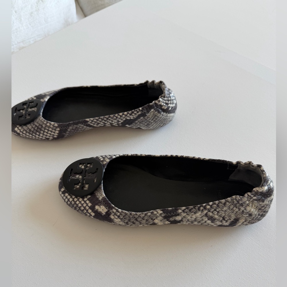 Tory Burch Reva Snakeskin Ballet Flats Size 6 Black Logo Medallion Leather - Picture 4 of 7
